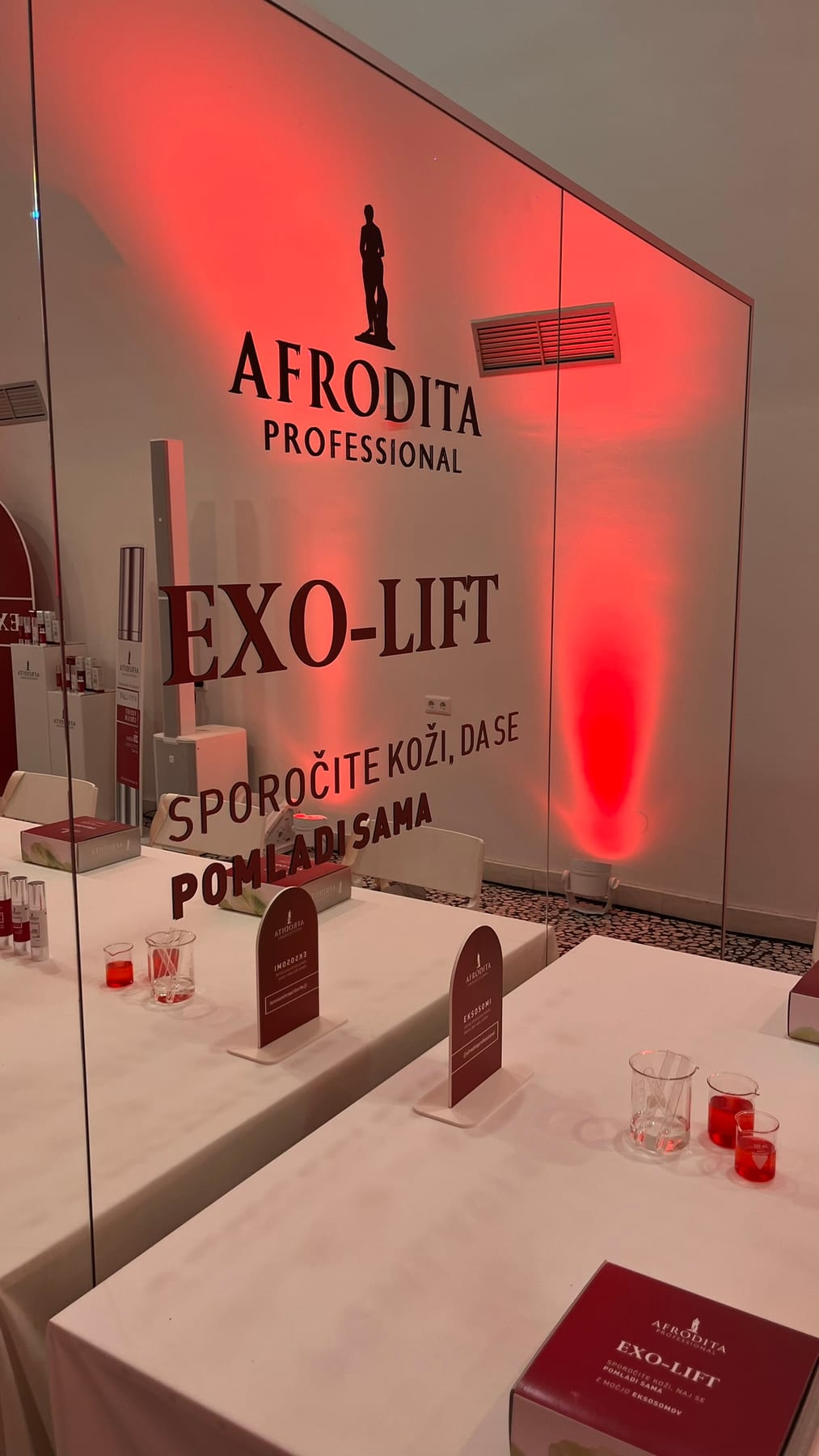 Afrodita Professional EXO-LIFT zrcalno brandirano ozadje v 369 Place Ljubljana