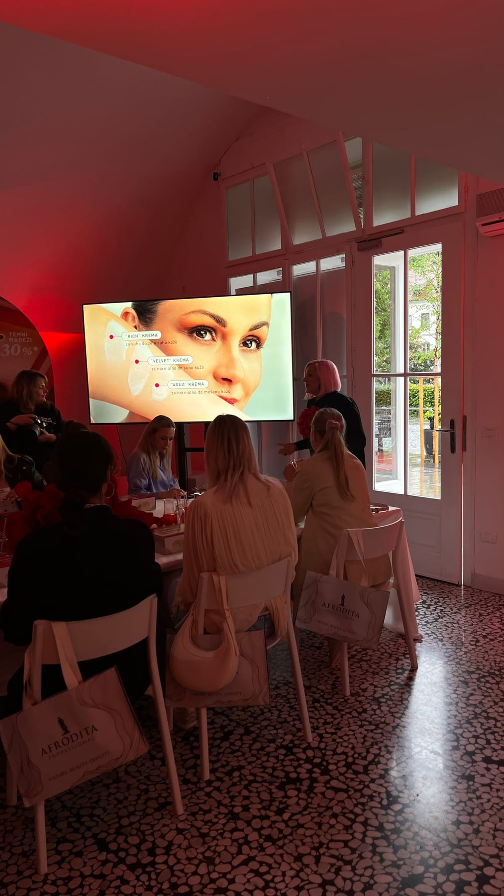 Publika med predstavitvijo nove linije EXO-LIFT z eksosomi Afrodita Professional v 369 Place Ljubljana