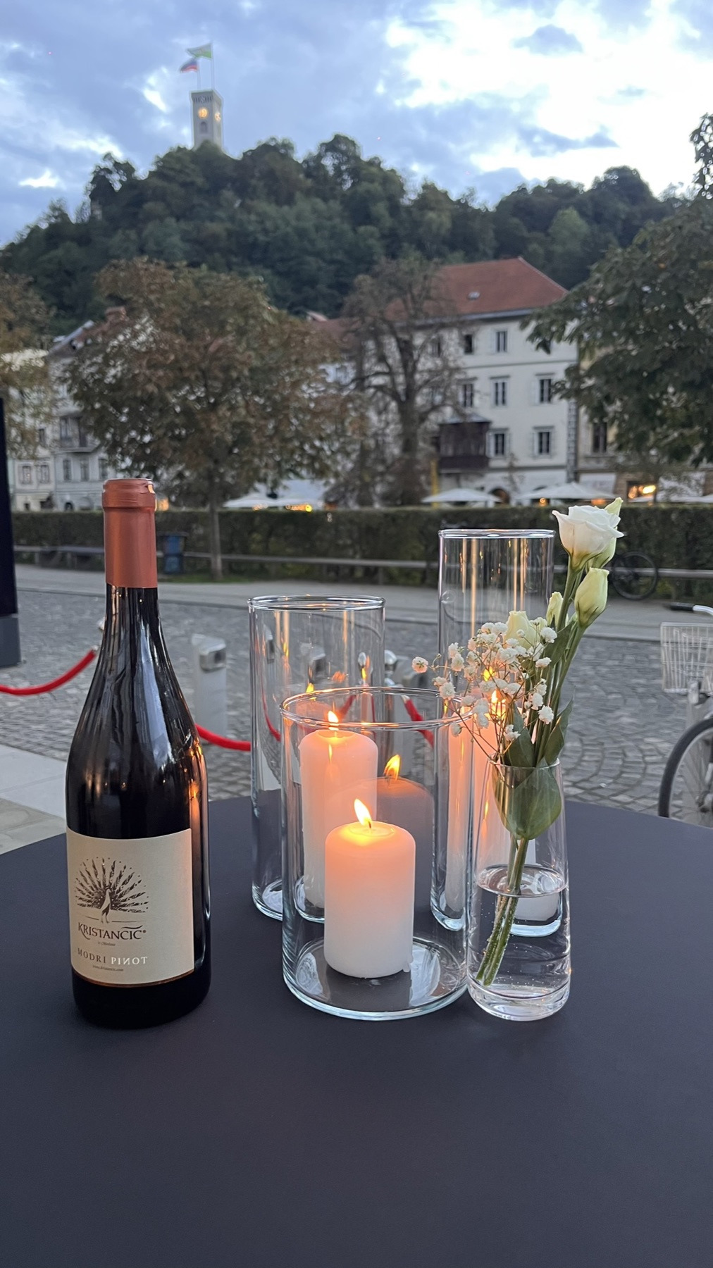 Sip n' Sound — detajl mize z dekorom, 369 Place Ljubljana