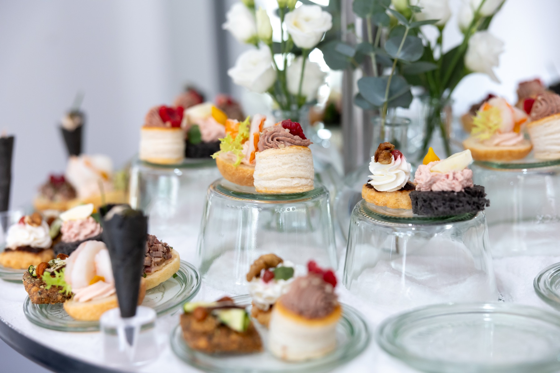 Catering detajl — finger food in canapés na predstavitvi knjige v 369 Place Ljubljana