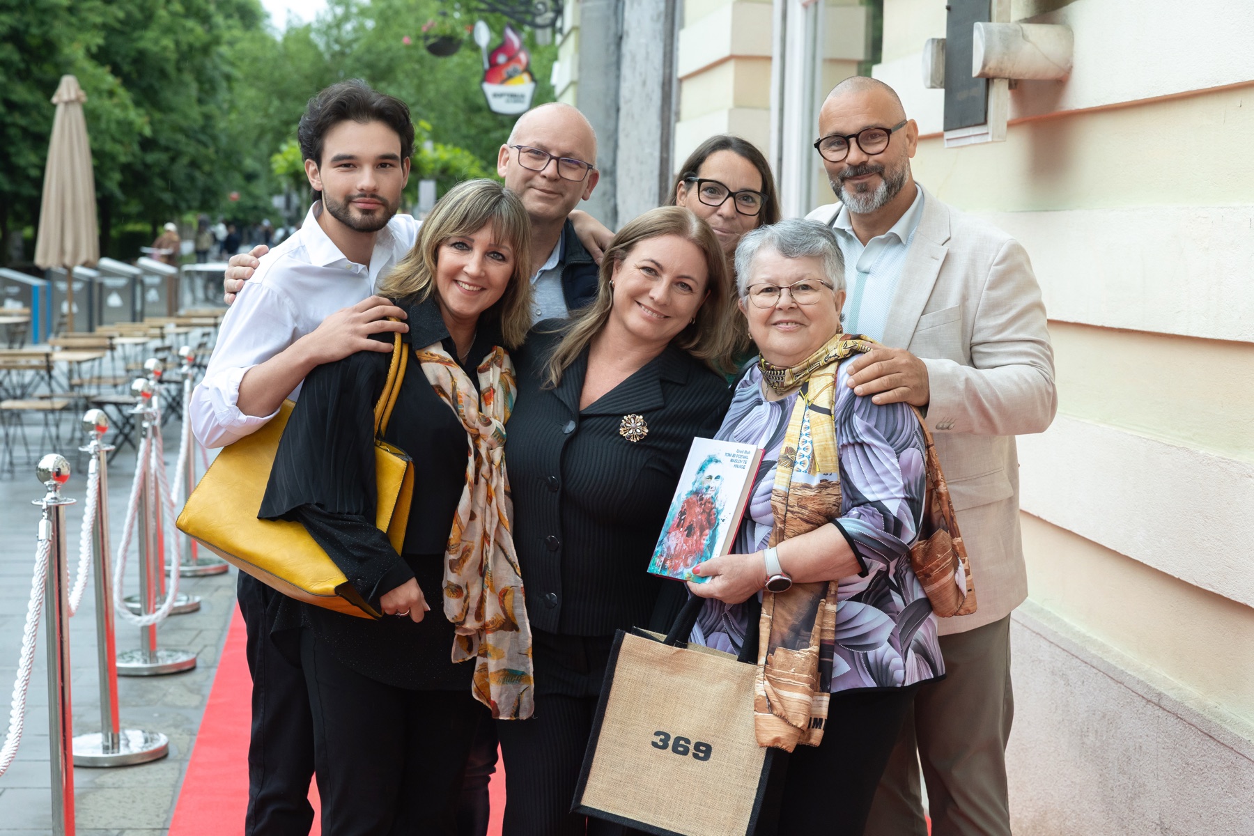 Skupinska fotografija gostov pred 369 Place po predstavitvi knjige Uroša Buha